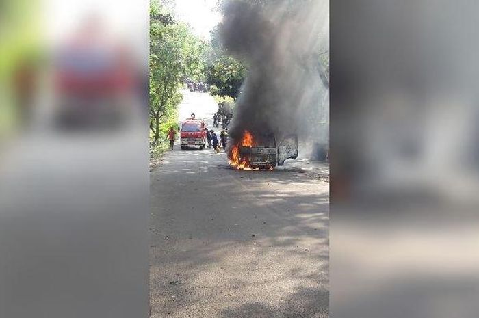 Suzuki Carry pikap terbakar sampai hangus