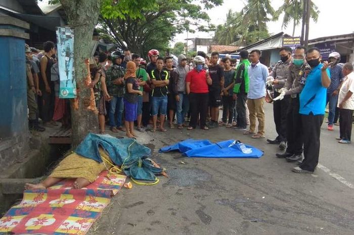 Keluarga pengemis sedang duduk di pinggir jalan belakang Pasar Cikurubuk, Kota Tasikmalaya, tertabrak mobil sampai sang ibu meninggal dunia, Jumat (25/9/2020).(KOMPAS.COM/IRWAN NUGRAHA)