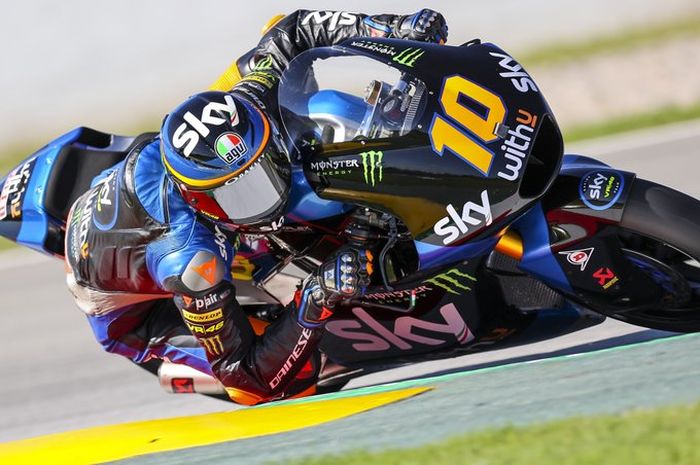 Luca Marini amankan pole position dengan rekor catatan waktu terbaru untuk Moto2 di sirkuit Barcelona. 