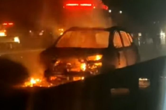 Wuling Almaz terbakar di hebat di Tol Pandaan-Malang