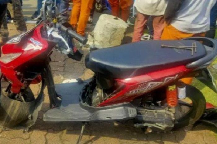 Honda BeAT rusak parah setelah tabrak tiang