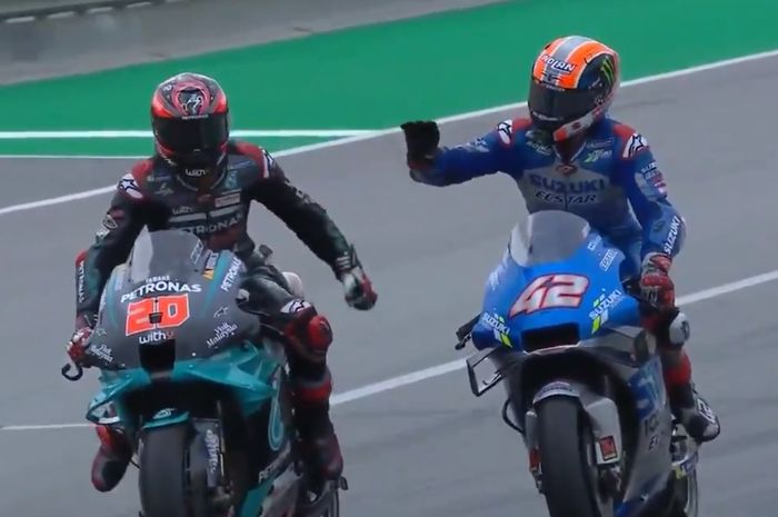 Fabio Quartararo menang di MotoGP Catalunya 2020, di belakangnya ada Joan Mir dan Alex Rins.