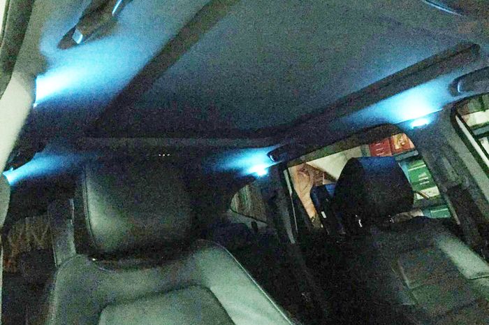 Ambient light yang dipasangkan di pilar mobil hasil garapan bengkel SACS Asia Jaya Motor