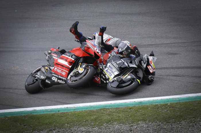 Andrea Dovizioso crash akibat insiden Johann Zarco di MotoGP Catalunya 2020