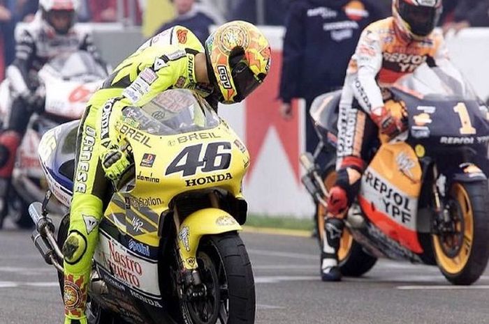 Valentino Rossi di era akhir MotoGP 2-tak (GP500). Saat itu ia bersama tim satelit Nastro Azurro Honda.