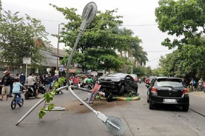 Honda City terjang ting lmpu penerangan jalan sampai roboh 