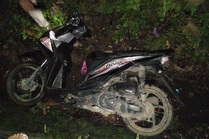 Honda BeAT tergeletak di selokan setelah meluncur tanpa rem