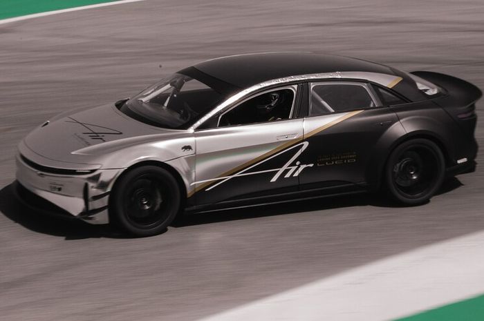 Lucid kembangkan model Air dengan tiga motor listrik untuk saingi Tesla.