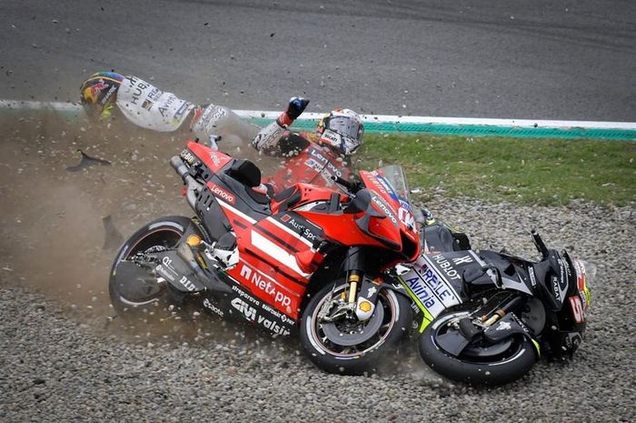 Johann Zarco dan Andrea Dovizioso mengalami crash di MotoGP Catalunya 2020