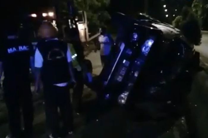 Mitsubishi Pajero Sport terguling di Jl Metro Tanjung Bunga, Makassar, Sulawesi Selatan