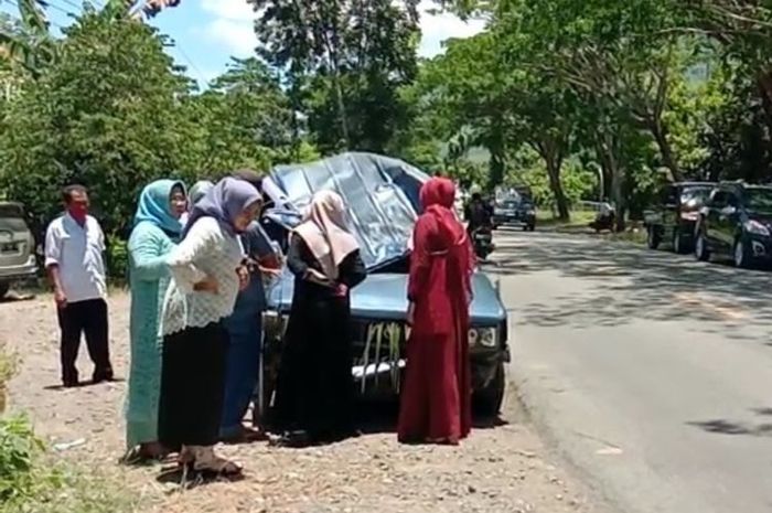 Kecelakaan beruntun terjadi di jalan Trans sulawesi, Desa Karang-karangan, Kecamatan Bua, Kabupaten Luwu, Sulawesi Selatan, Senin (28/09/2020) siang, mobil rombongan pengantin tabrakan beruntun menyebabkan satu orang meninggal dunia, lima lainnya luka parah.