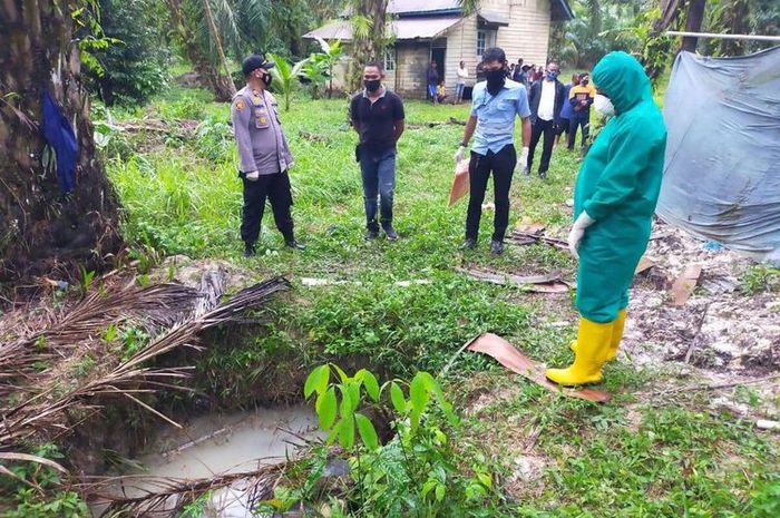 Polres Siak bersama Polsek Tualang melakukan olah TKP pada temuan mayat Alhadar (29) di dalam sumur itu Kampung Pinang Sebatang, Kecamatan Tualang, Kabupaten Siak, Riau, Selasa (22/9/2020).