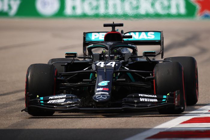 FIA batalkan penalti poin untuk Lewis Hamilton di F1 Rusia 2020