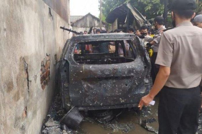 Toyota Avanza gosong jadi rongsok, terbakar hebat beserta rumah di Jl Perintis Kemerdekaan, Duku, Palembang, Minggu (27/9/2020).