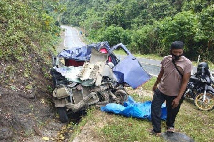 Daihatsu Gran Max pikap hancur di sisi tebing karena rem blong di jalan Trans Sulawesi, Kalukku, kabupaten Mamuju, Sulawesi Barat