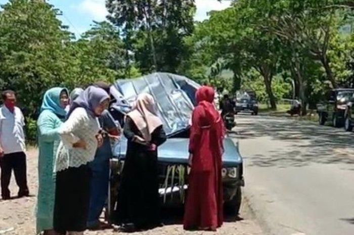 Kihang Super rombongan pengantin yang ringsek setelah hantam Kijang Super lainnya dan Toyota Rush