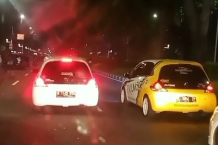 dua mobil Honda Brio lakukan balapan liar di Senayan