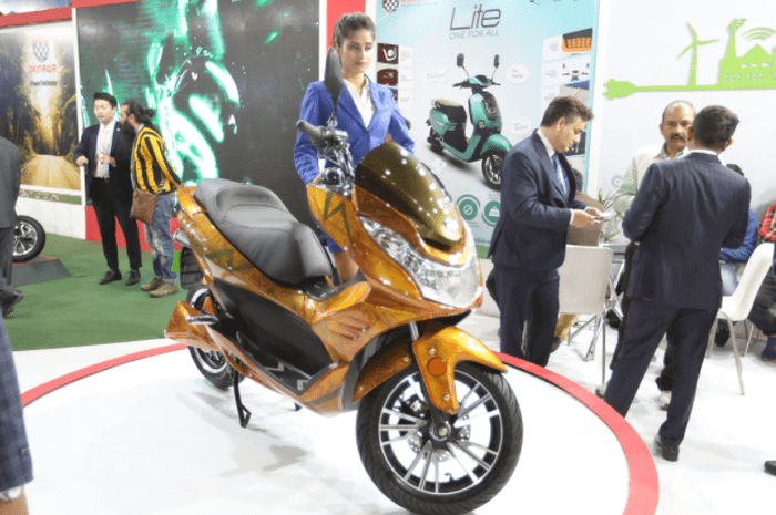 penampakan skuter listrik Okinawa Electric, tampangnya mirip Honda PCX dimodifkasi Thailook