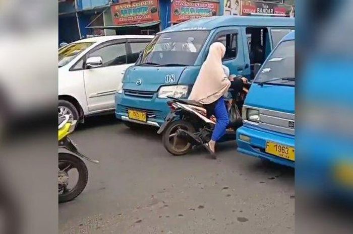 emak-emak bermotor maksa melawan arah di Kabupaten Bogor