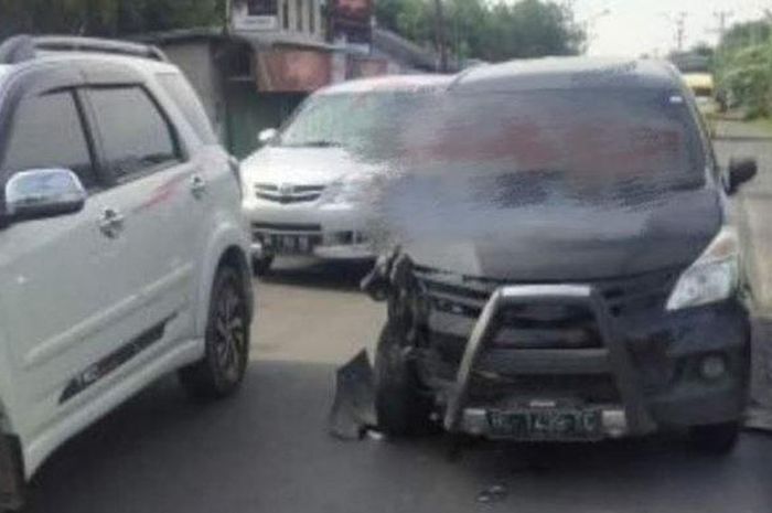 Daihatsu Xenia terkoyak usai terjang Honda BeAT yang dikendarai dua pelajar hingga tewas