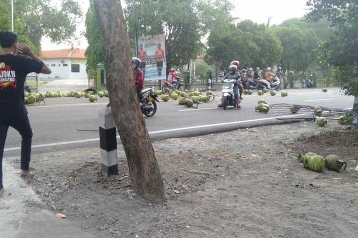 Tabung gas elpiji kosong berserekan di ruas jalan Surabaya-Madiun KM 153-154, Desa Jerukgulung, Kecamatan Balerejo, Kabupaten Madiun setelah terjadi kecelakaan yang melibatkan truk pengangkut tabung gas elpiji, mobil Honda Jazz dan pemotor, Senin (28/9/2020).