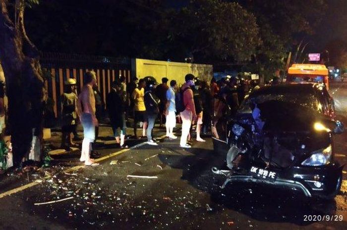 Foto : Kondisi mobil yang dikemudikan korban mengalami laka lantas di Jalan By Pass Ngurah Rai, Sanur, Denpasar Selatan, Denpasar, Bali, Selasa (29/9/2020) malam. 