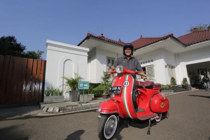 Wali Kota Bandung yang biasa disapa Mang Oded bersama Vespa berkelir merah kesayangannya