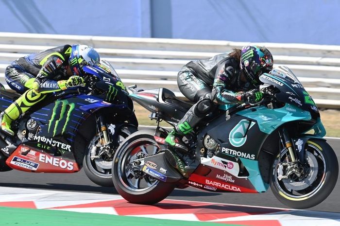 Franco Morbidelli (kiri) bersaing dengan Valentino Rossi pada balapan MotoGP San Marino, di Misano World Circuit Marco Simoncelli, Minggu (13/9/2020).