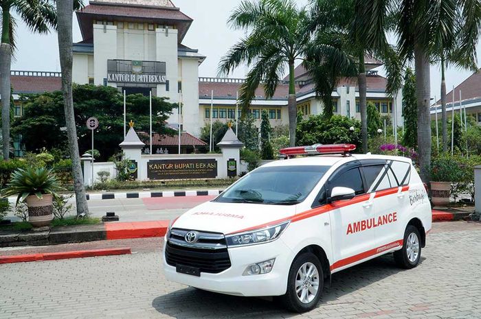PT Toyota Motor Manufacturing Indonesia (TMMIN) donasikan satu unit Kijang Innova Ambulans dan ribuan face mask ke Pemkab Bekasi.