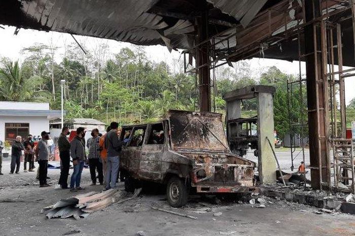 Toyota Kijang Kotak KF20 teronggok di samping dispenser pom bensin, jadi dalang terbakarnya SPBU 4456305 di Wonosobo, Jawa Tengah