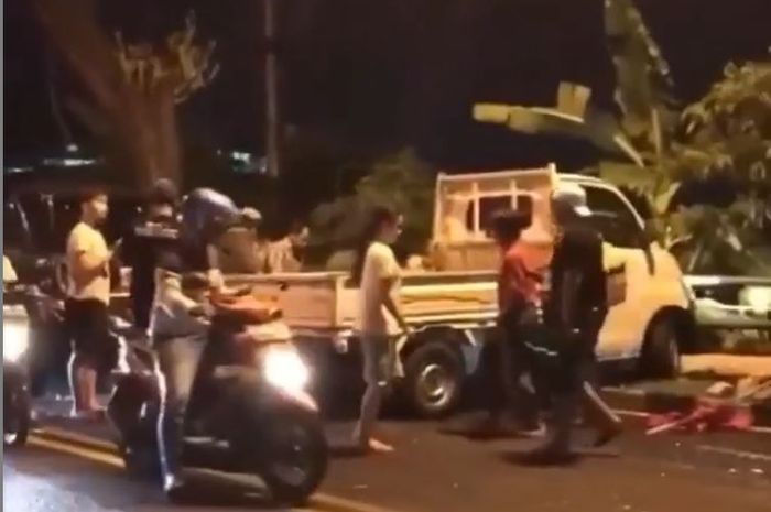 Daihatsu Gran Max pikap yang menghantam Suzuki Carry, Yamaha Mio dan Honda Vario 125 di turunan Jl Letjen S Parman, kota Semarang, Jawa Tengah