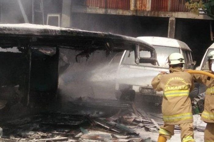 Bus milik PO Kramat Djati terbakar saat proses pengelasan