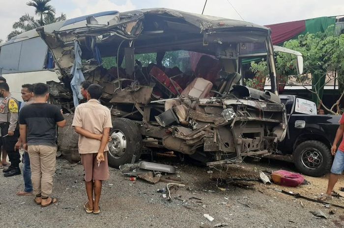 us dan truk tabrakan hebat di Jalan Lintas Kabupaten Bungo, pada Rabu (30/9/2020).(KOMPAS.COM/JAKA HB)