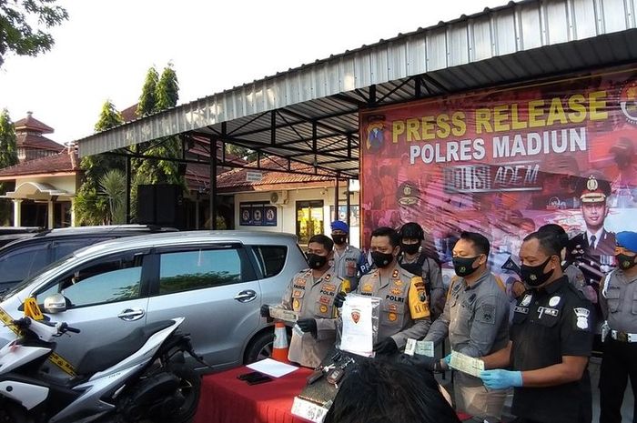 Press Release kasus 11 mobil dan satu motor rental digadaikan seorang pria cuma Rp 12-35 juta, kepepet buat bayar kontrakan