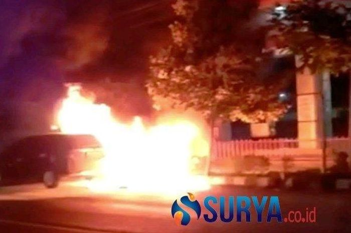 Detik-detik mobil Honda Mobilio terbakar di depan SPBU Semampir Kota Kediri, Rabu (30/9/2020) malam. 