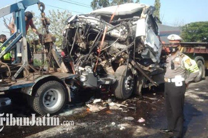 Bangkai truk trailer yang rusak parah setelah menghantam truk trailer bermuatan semen yang ada di depanya di Jalan Raya Plosowahyu, Kamis (1/10/2020). 