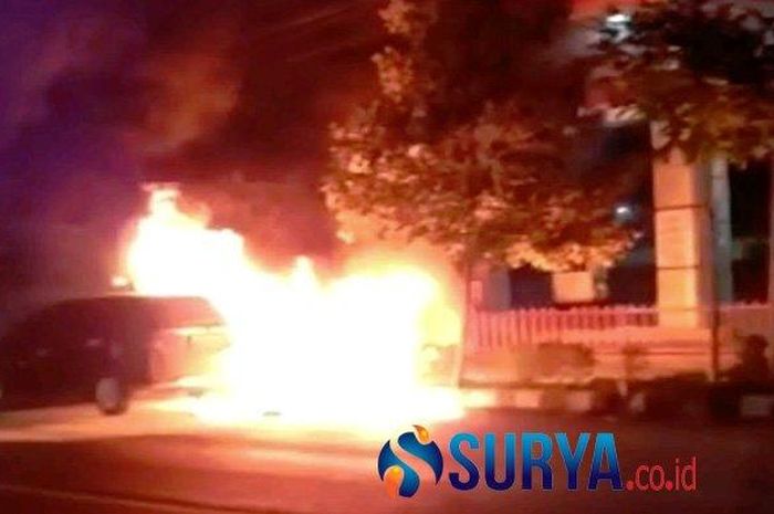 Honda Mobilio terbakar di depan SPBU kota Kediri, api diduga berasal dari bagian belakang