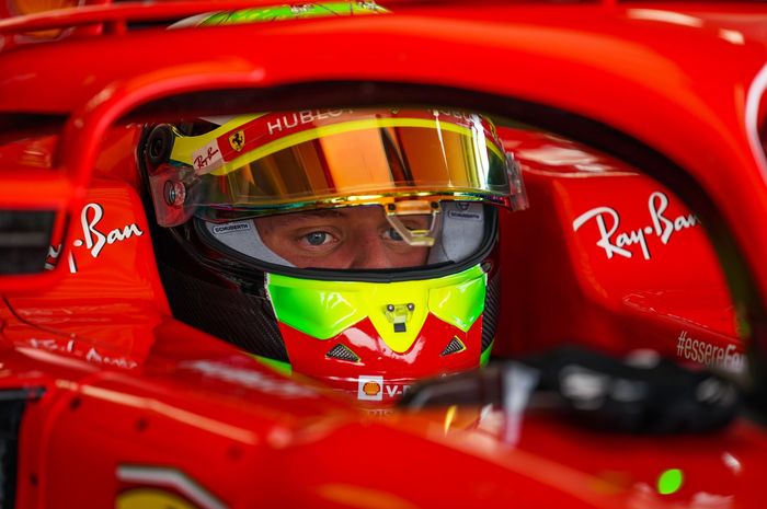 Mick Schumacher dalam mengendarai mobil Ferrari 2018 berkode SF71H