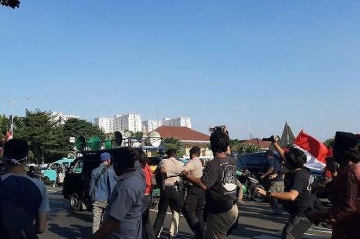 Suasana bentrok di depan TMP Kalibata, Jakarta Selatan, Rabu (30/9/2020) usai kegiatan nyekar Jenderal (Purn) Gatot Nurmantyo dilakukan bersama rombongan.