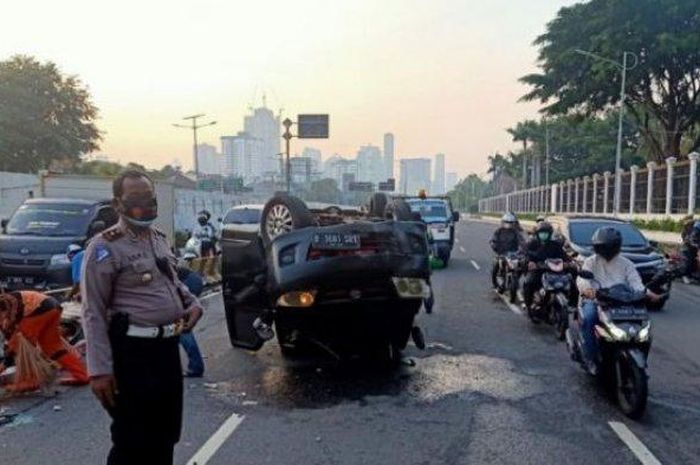 Daihatsu Luxio terbalik di depan Gedung DPR/DPD/MPR RI