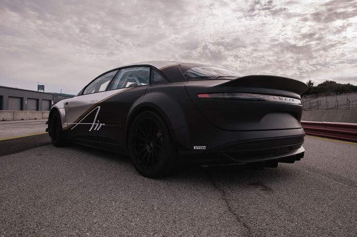 Tak ingin kalah dari Tesla, Lucid juga rilis hasil pengujian prototipe model Air varian tiga motor listrik di Sirkuit Laguna Seca.