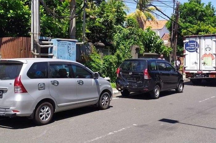 Tabrakan beruntun Toyota Avanza, Daihatsu Xenia dan truk box di depan KPU Jembrana, Bali