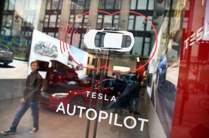 Fitur Autopilot Tesla mendapat peringkat enam pada penilaian yang sistem driver assistance