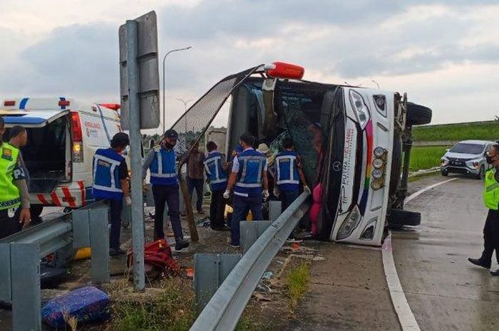 Bus PO Putra Pelangi terguling ke kanan, kabin ditembus pembatas tol Tebing Tinggi-Medan