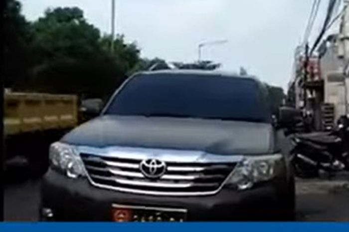 Toyota Fortuner,  Mobil Dinas TNI AD di depan Rumah Makan Padang