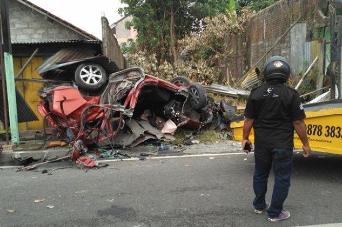 Satu unit Honda Mobilio ringsek setelah mengalami laka lantas di Jalan Magelang km 8, Mlati, Sleman, Sabtu (3/10/2020) pagi. 