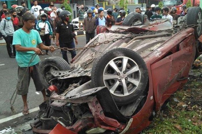 Kondisi Honda Mobilio yang sudah dalam kondisi terbalik