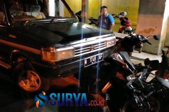 Honda Jazz hantam Toyota Kijang dan dua motor