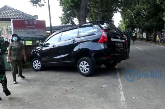 Toyota Avanza nyaris tabrak kantor samsat Gianyar, Bali gara-gara pengemudi grogi dicegat tim Yustisi