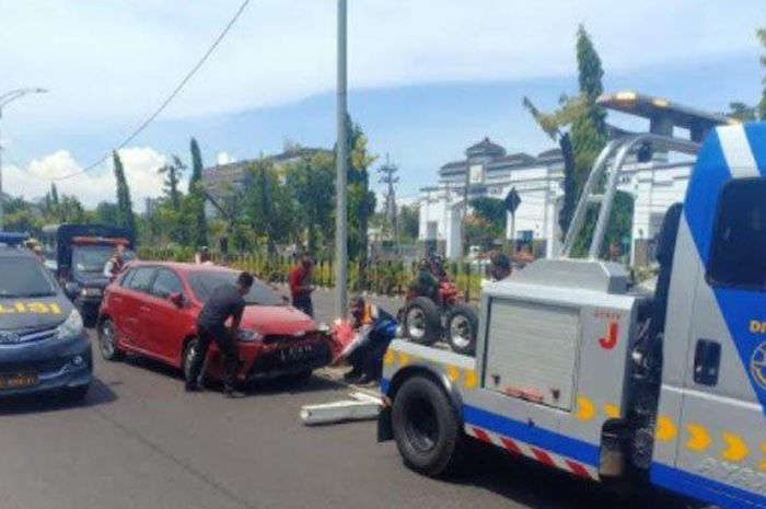 Toyota Yaris diderek usai terjang pot bunga di pembatas jalan Ahmad Yani, Surabaya, Jawa Timur